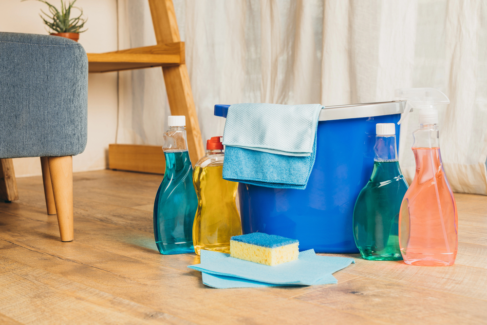 DIY Cleaning Solutions Vs. Store Cleaning Products